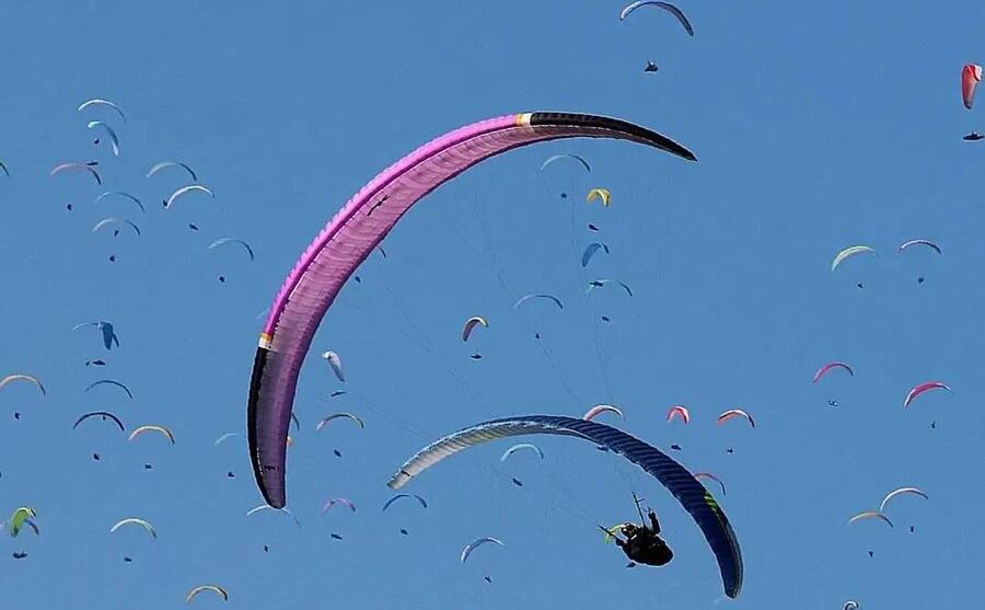 200 parapendii e deltaplani in volo sul Monte Grappa a Pasqua