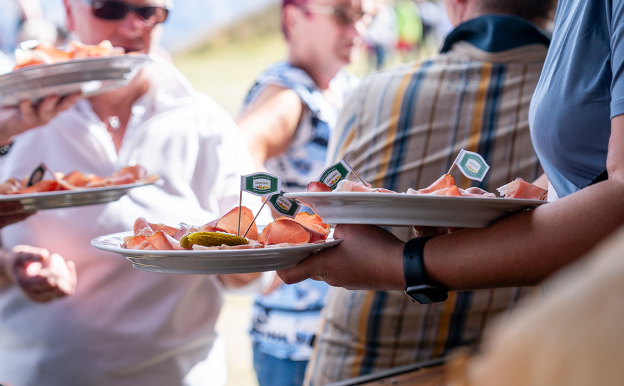 Festa dello speck. Il 27 e 28 settembre 2025: una vista a 360° tra i sapori dell’Alto Adige!