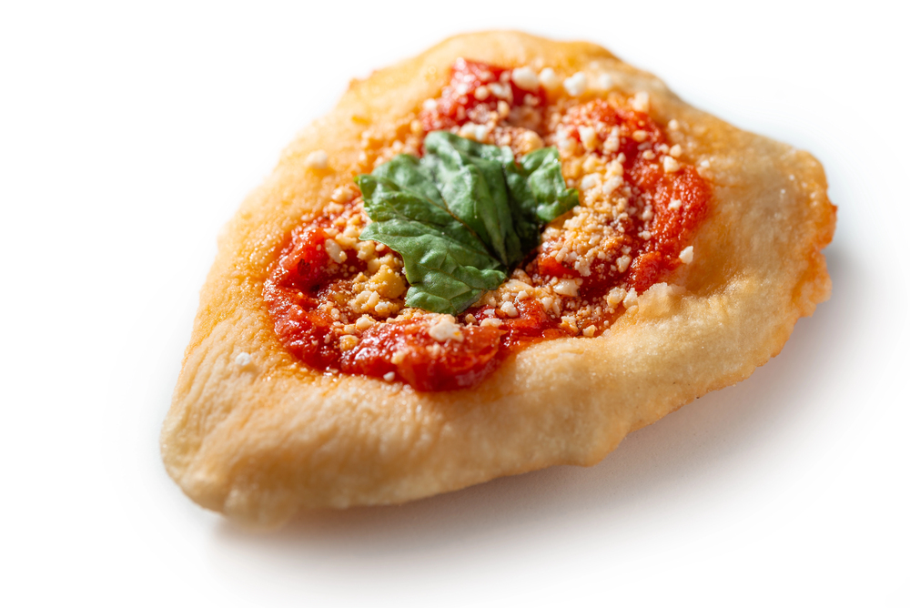 La pizza fritta della Vigilia: la tradizione di Napoli che profuma di festa