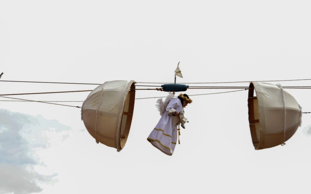 La “Bajada del Ángel” di Peñafiel, in Spagna, quando un angelo scende dal cielo nella Plaza del Coso