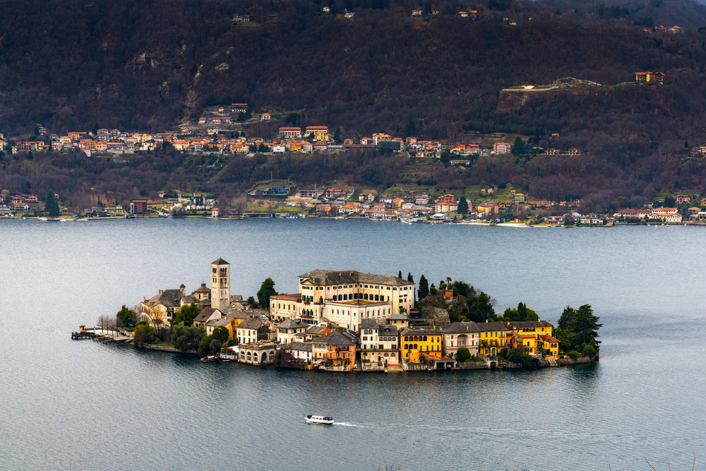 Isole sull’acqua: viaggio tra le più belle isole lacustri d’Italia