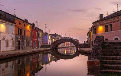Comacchio cosa vedere in un giorno: itinerario tra canali, ponti e Valli al tramonto