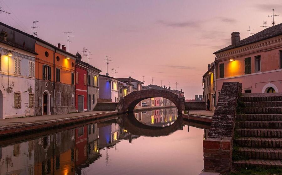 Comacchio cosa vedere in un giorno: itinerario tra canali, ponti e Valli al tramonto