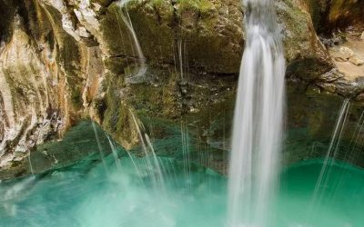 Dove l’acqua è davvero blu: canyon e orridi per un’estate 2026 lontano dal mare