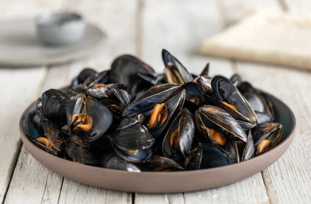 Cozza tarantina, il sapore del Mar Piccolo: viaggio alla scoperta del tesoro nero di Taranto
