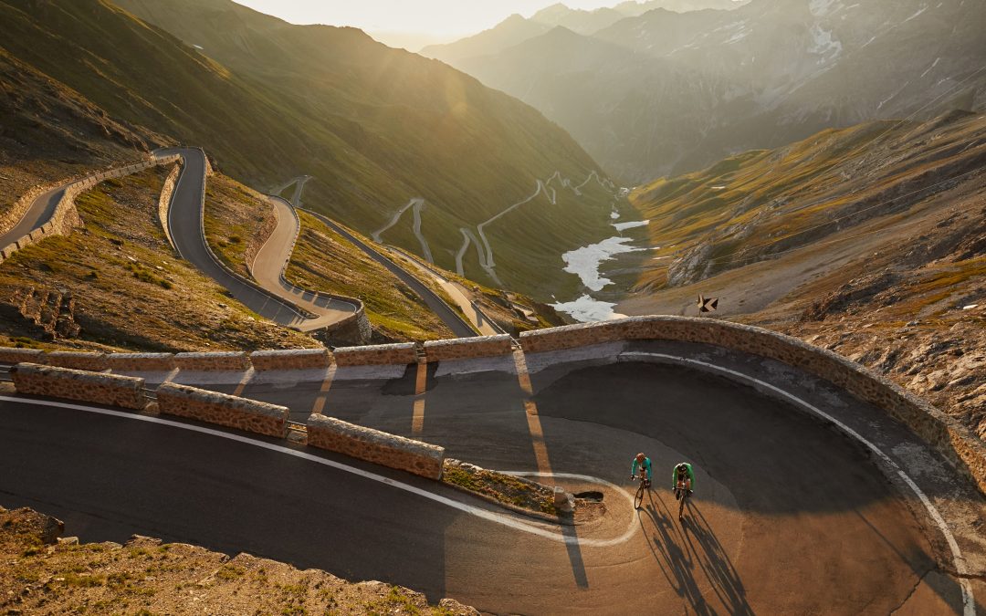 Sulle strade del cielo: i passi alpini più amati dai motociclisti d’Europa