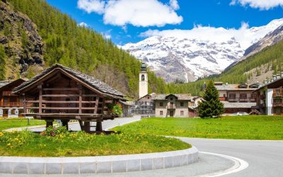 Gressoney, il borgo valdostano dove il Monte Rosa parla tedesco: viaggio tra Walser, castelli e sapori di montagna