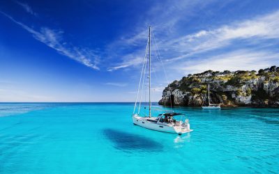 Minorca, l’isola autentica delle Baleari: viaggio tra calette selvagge, borghi e tramonti sul Mediterraneo