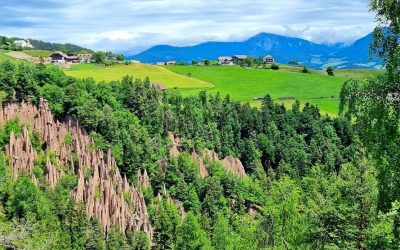 Renon, il balcone delle Dolomiti: viaggio tra piramidi di terra, trenini, masi e sapori d’autunno