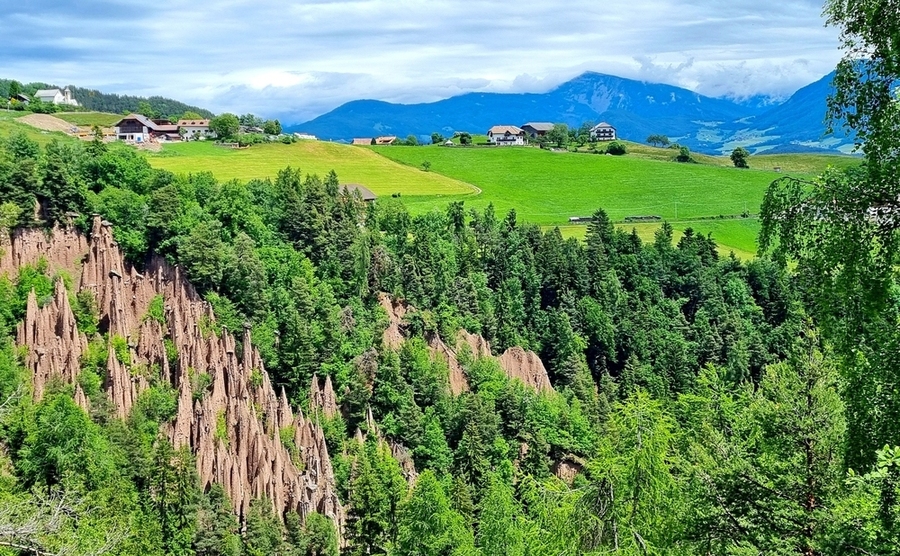 Renon, il balcone delle Dolomiti: viaggio tra piramidi di terra, trenini, masi e sapori d’autunno