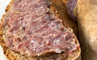 Ciauscolo, il gusto delle Marche da spalmare: viaggio a Sarnano tra borghi, Sibillini e tradizioni