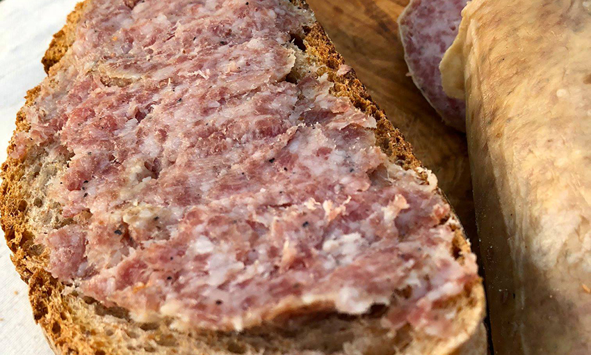 Ciauscolo, il gusto delle Marche da spalmare: viaggio a Sarnano tra borghi, Sibillini e tradizioni