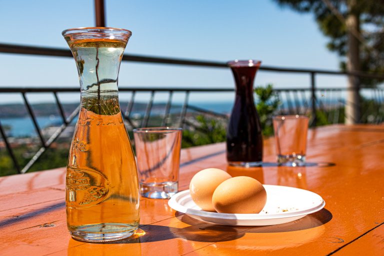 Osmize del Carso: la storia delle osterie con la frasca dove si mangia e si beve come una volta