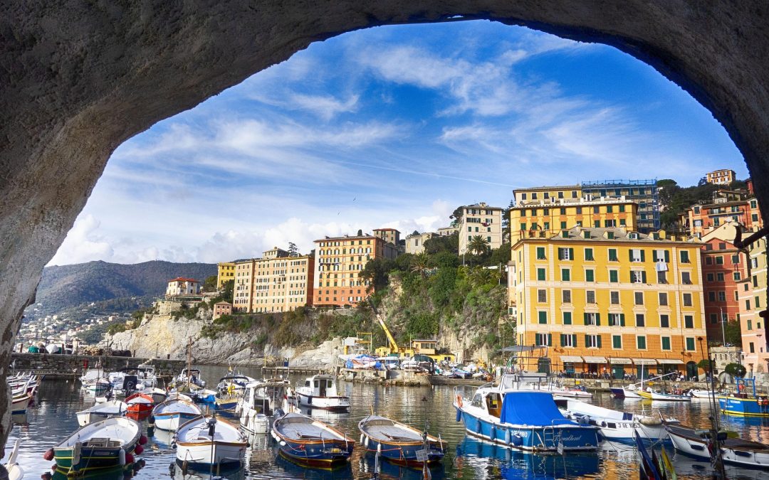 Camogli, il borgo dei mille velieri: cosa vedere, spiagge segrete e specialità da assaggiare