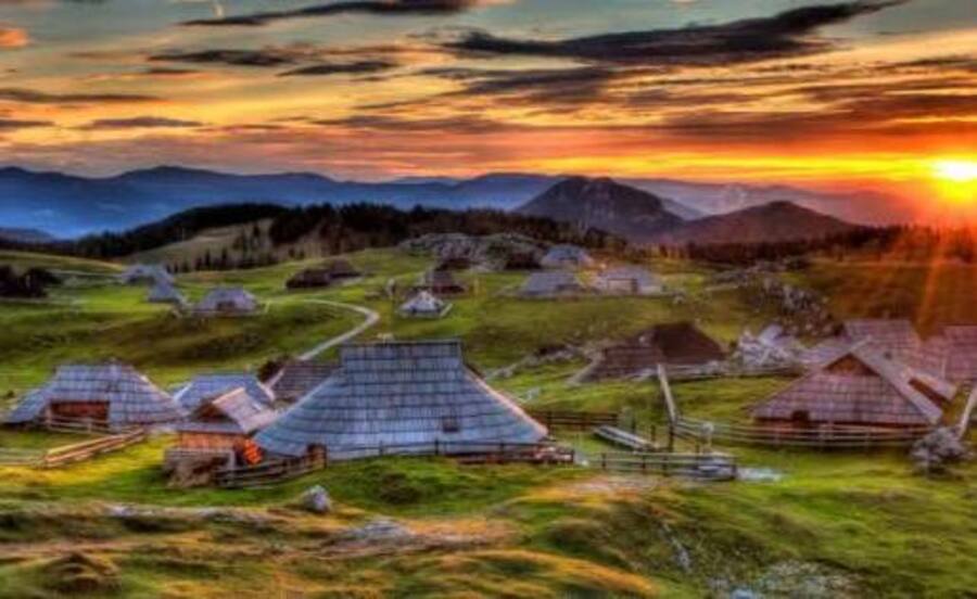 Velika Planina, il villaggio delle capanne dai tetti a terra: la Slovenia più autentica è qui